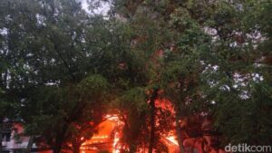 Rumah di depan gedung DPRD Jabar Terbakar