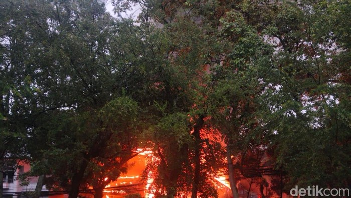 Rumah di depan gedung DPRD Jabar Terbakar